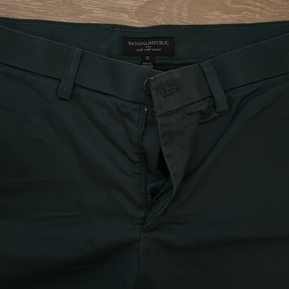 Banana Republic Core Temp shorts in dark green men’s size 31 with 7” inseam - Picture 2 of 4
